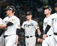 笑顔でグラウンドを引き揚げる佐藤輝（中央）ら＝撮影・西田忠信