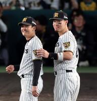 ファンにあいさつを終え笑顔を見せる佐藤輝（右）＝撮影・山口登