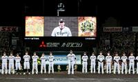 　レギュラーシーズンを終え、あいさつする藤川監督（中央）＝撮影・田中太一