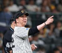 ８回を終え、交代を告げる阪神・藤川球児監督＝甲子園（撮影・西田忠信）