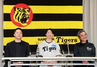 ＴＲＩＡＬ　ＢＡＳＥＢＡＬＬ×ＬＩＮＫ　ＵＰの会見をする（左から）石井僚介氏、阪神・近本光司、阪神・嶌村聡野球振興室長＝甲子園（撮影・西田忠信）