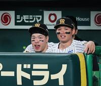 三冠王の佐藤輝（左）と最高出塁率を獲得した森下はベンチから戦況を見守る（撮影・田中太一）＝８日