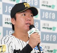 会見する阪神・村上頌樹＝甲子園（撮影・中田匡峻）
