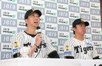 村上（右）と会見に臨む藤川監督（撮影・中田匡峻）