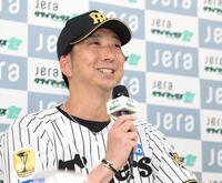 明るい表情を見せる阪神・藤川球児監督＝甲子園（撮影・中田匡峻）