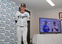 会見を終え微笑む藤川監督。モニター右から橋上監督代行、相川監督（撮影・中田匡峻）