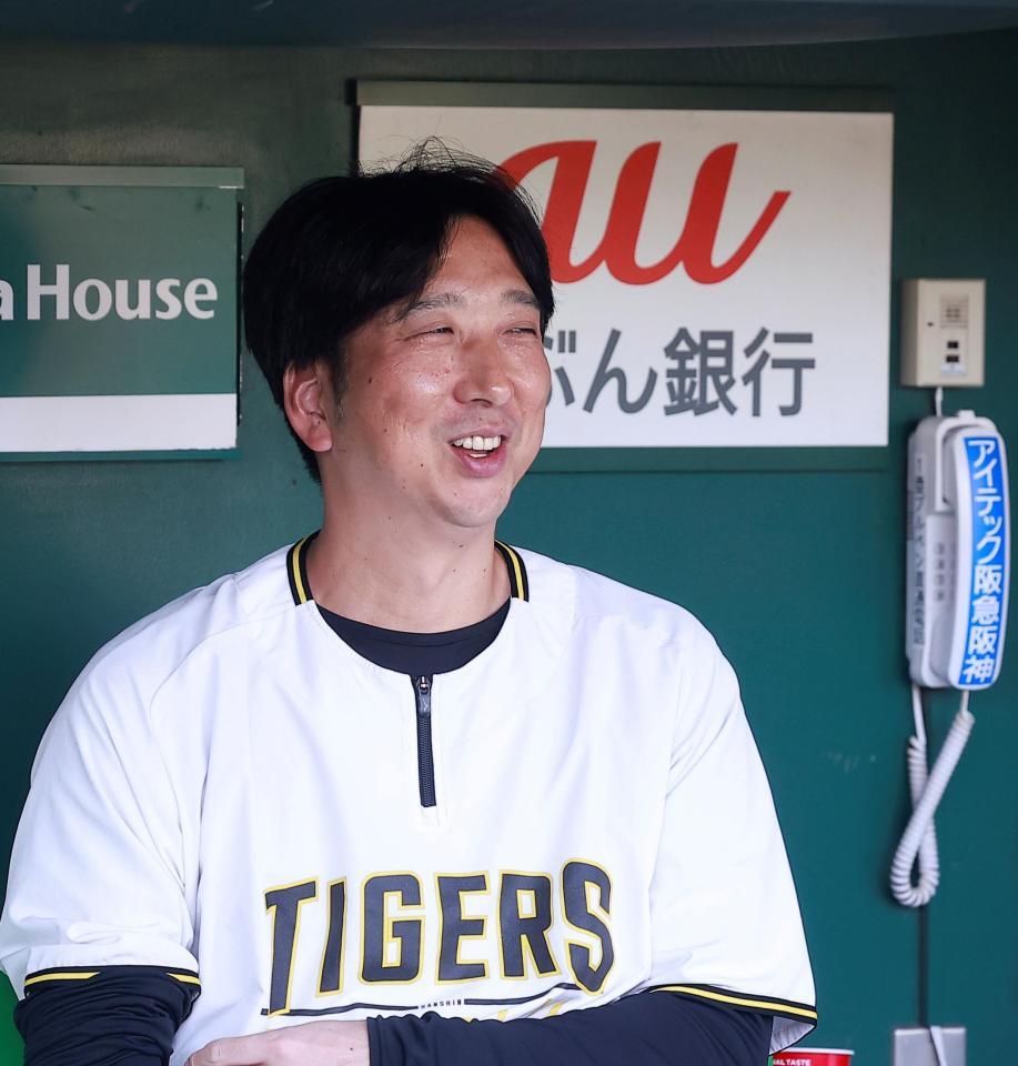 笑顔で練習を見る阪神・藤川球児監督＝甲子園（撮影・西田忠信）