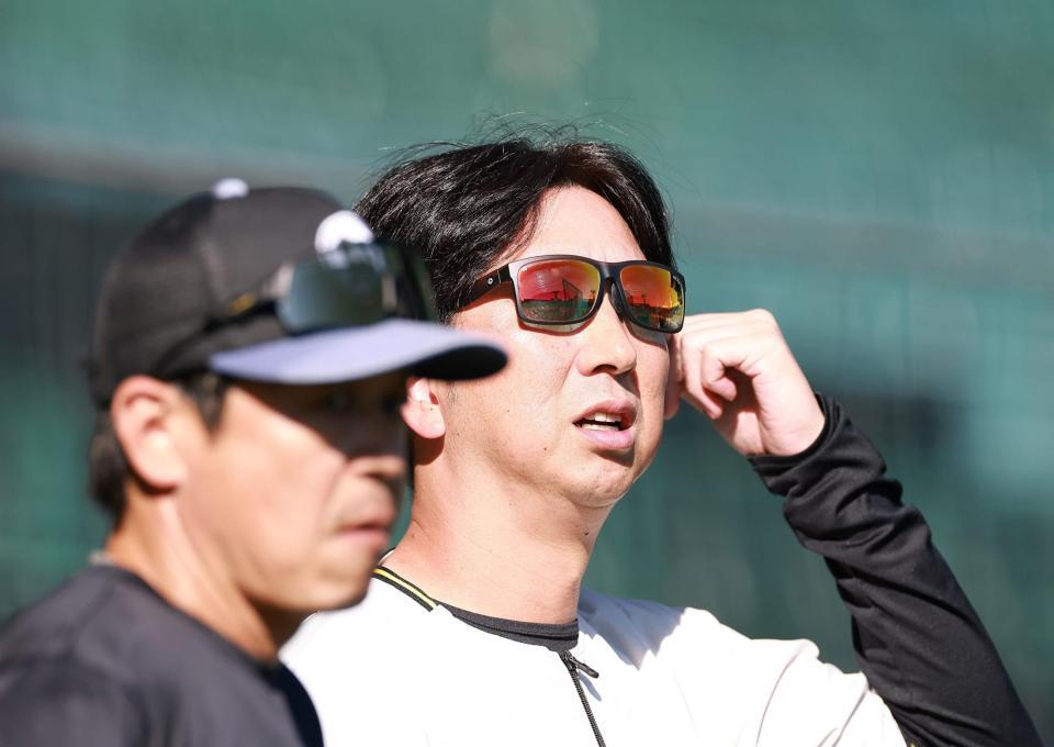阪神・藤本敦士総合コーチ（手前）と話す阪神・藤川球児監督＝甲子園（撮影・西田忠信）