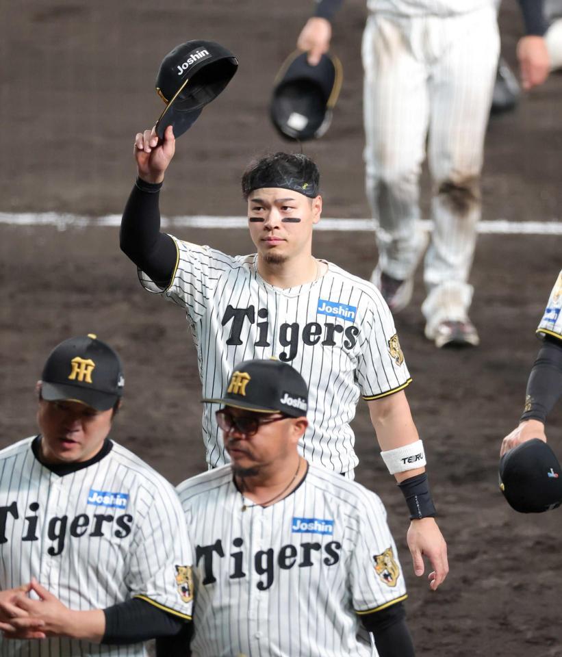 　最終戦を終えファンの歓声に応える佐藤輝（撮影・立川洋一郎）
