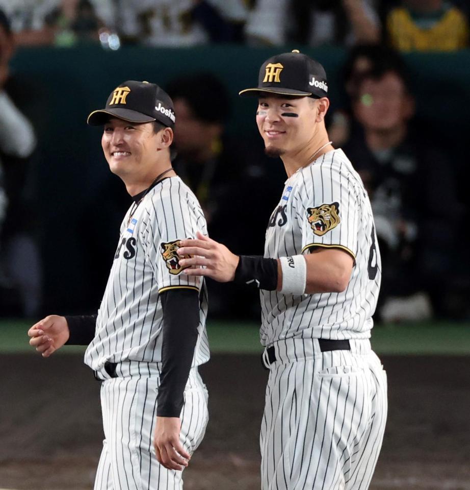 ファンにあいさつを終え笑顔を見せる佐藤輝（右）＝撮影・山口登