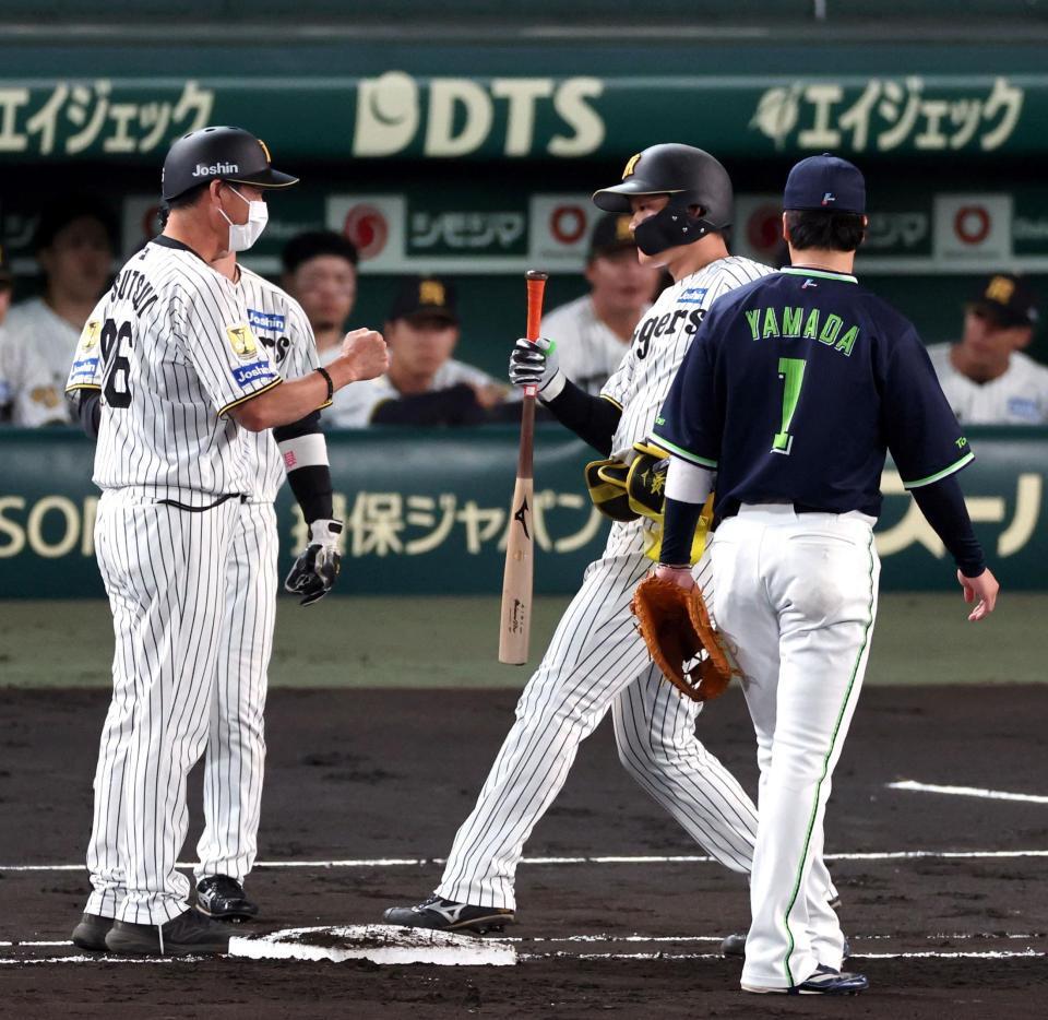 ４回、森下は四球で出塁し福島と交代する（撮影・山口登）