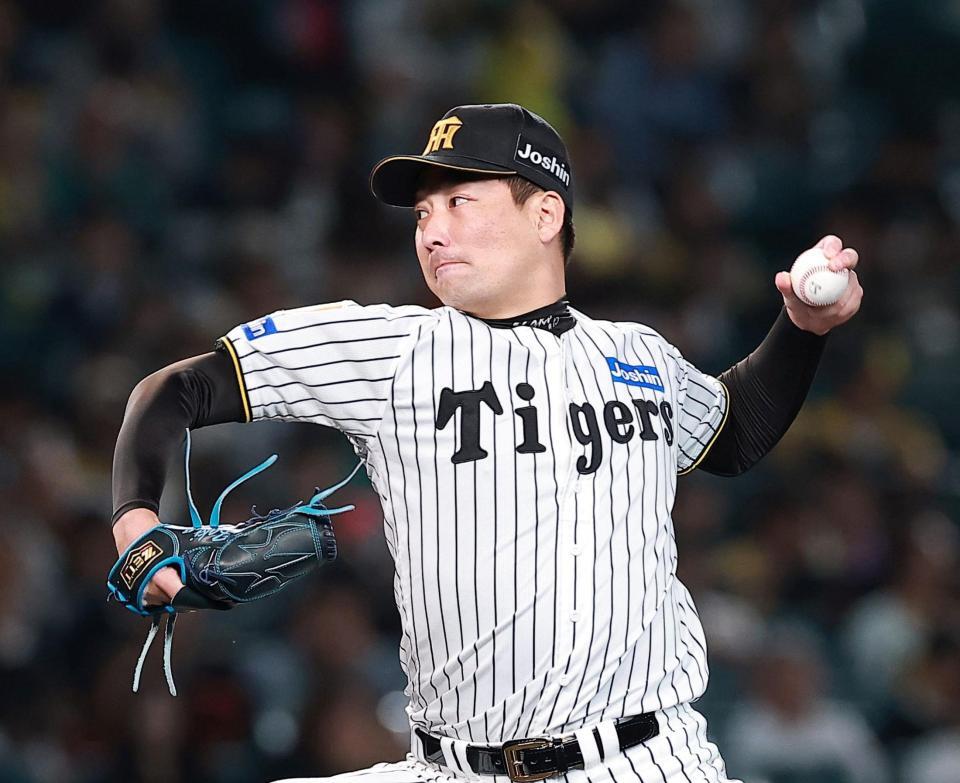 ８回から登板する阪神・岩崎優＝甲子園（撮影・西田忠信）