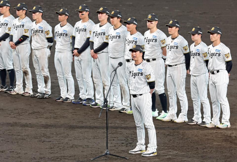 ファンへ感謝の言葉を述べる藤川監督（撮影・立川洋一郎）