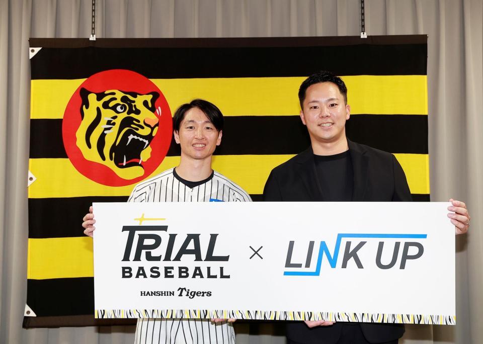写真に納まる（左から）近本、ＬＩＮＫ　ＵＰ代表理事の石井僚介氏（撮影・西田忠信）