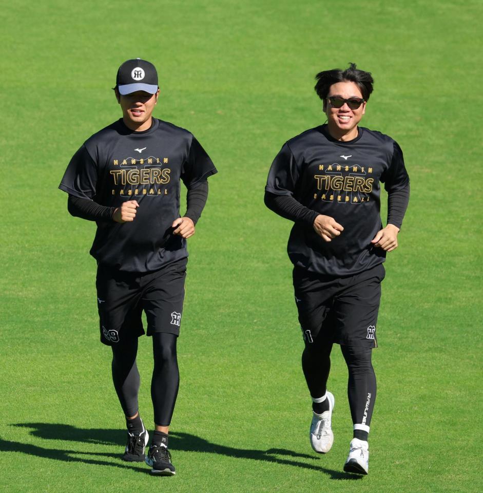 並んでランニングする高橋（左）と村上（撮影・立川洋一郎）