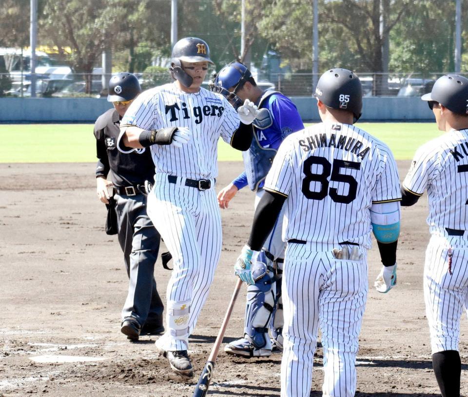 　２回、同点ソロを放ち生還する前川（撮影・河西俊輔）