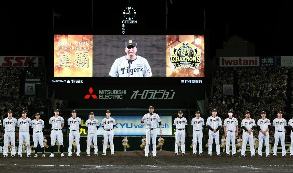 ８日のヤクルト戦でレギュラーシーズンを終え、あいさつする藤川監督（中央）＝撮影・田中太一