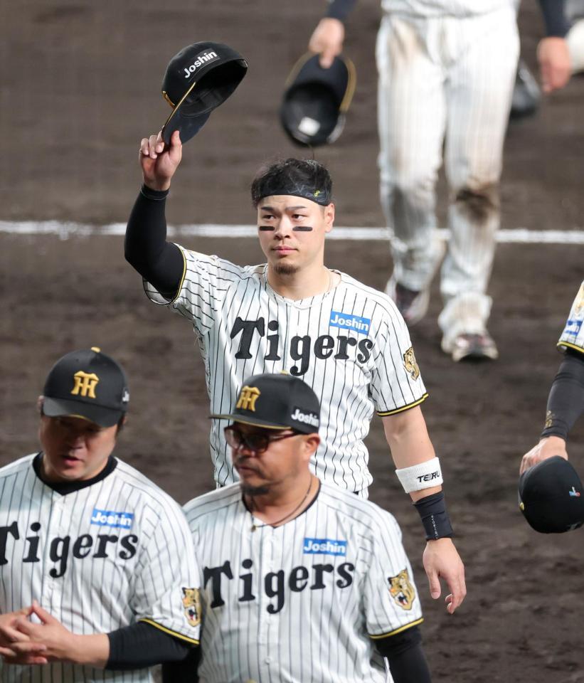 最終戦を終えファンの歓声に応える佐藤輝（撮影・立川洋一郎）＝８日