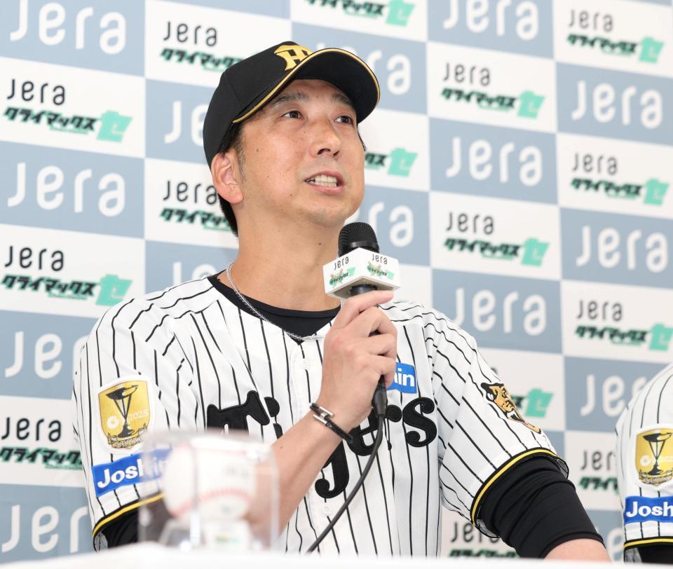 会見する藤川監督（撮影・中田匡峻）