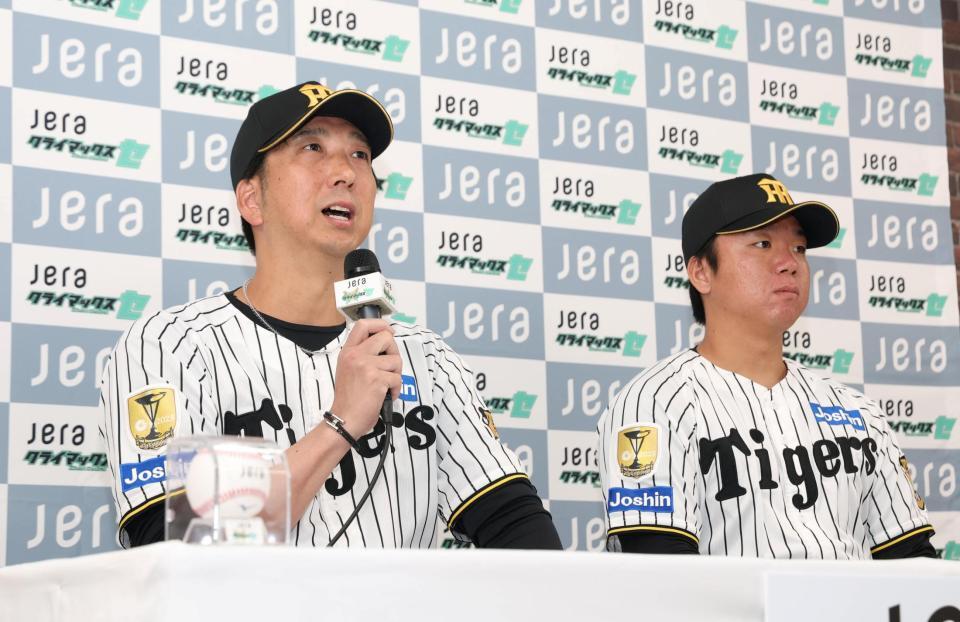 村上（右）と会見に臨む藤川監督（撮影・中田匡峻）