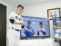 　橋上監督代行（右）と相川監督が率いるチームの勝者を待ち受ける藤川監督（撮影・中田匡峻）