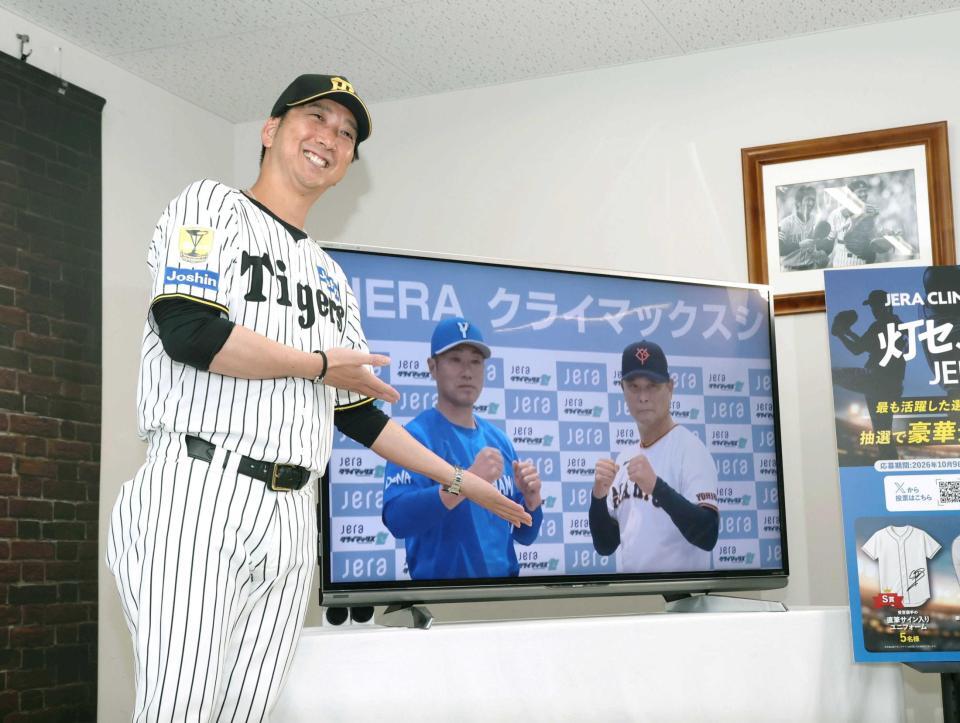 　橋上監督代行（右）と相川監督が率いるチームの勝者を待ち受ける藤川監督（撮影・中田匡峻）