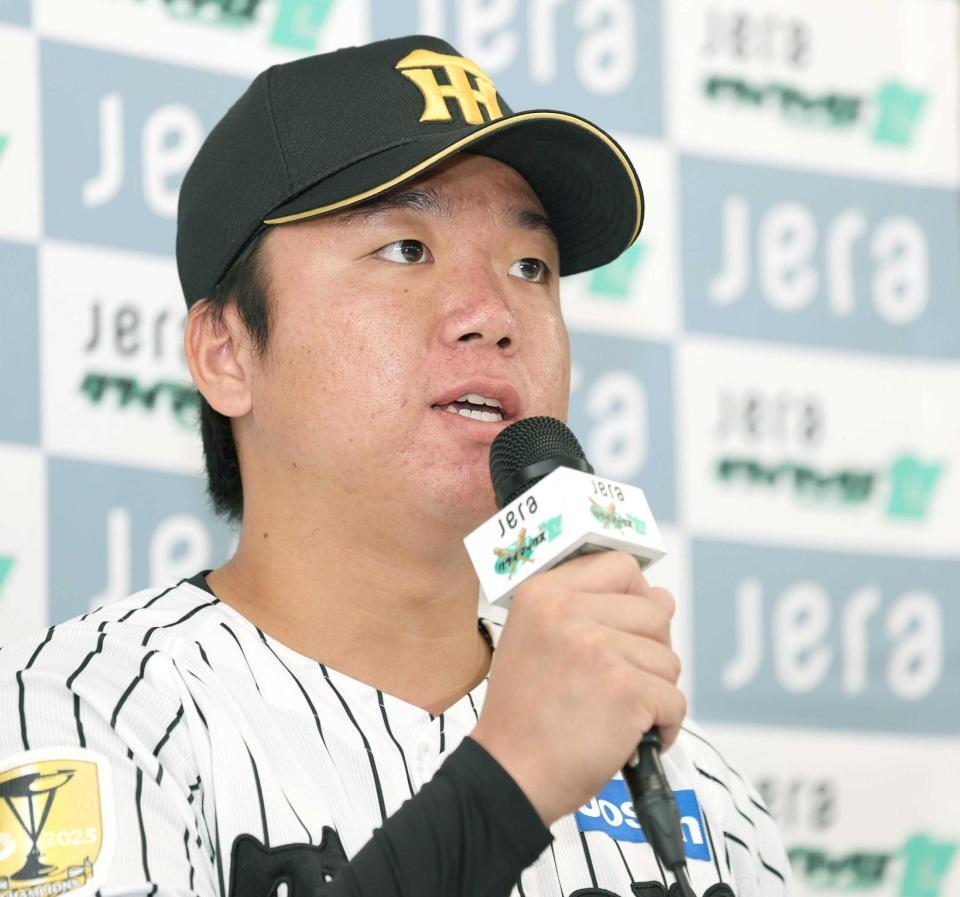 　会見する村上（撮影・中田匡峻）