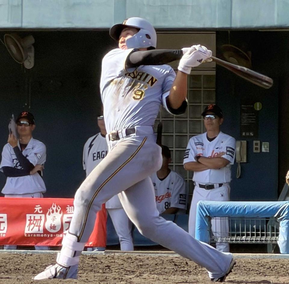 　９回、左前打を放つ立石（撮影・河西俊輔）