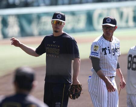 ノックを終え引き揚げる佐藤輝。右は田中内野守備走塁コーチ（撮影・中田匡峻）