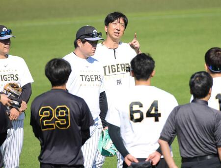 　投手陣へ訓示をする藤川監督