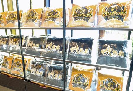 店内に並ぶ阪神優勝記念グッズ（撮影・立川洋一郎）