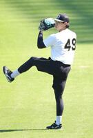 キャッチボールで調整する工藤（撮影・坂部計介）