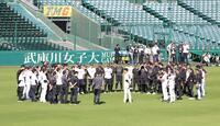 　練習前、円陣を組む阪神ナイン