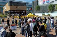 優勝記念グッズの販売が始まり列をつくる阪神ファン（撮影・立川洋一郎）