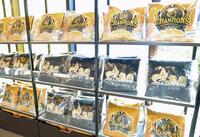 店内に並ぶ阪神優勝記念グッズ（撮影・立川洋一郎）