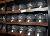 店内に並ぶ阪神優勝記念グッズ（撮影・立川洋一郎）