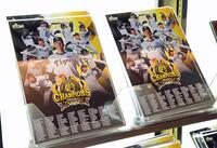 店内に並ぶ阪神優勝記念グッズ（撮影・立川洋一郎）