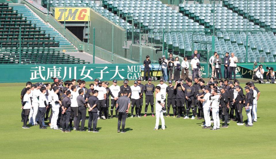 　練習前、円陣を組む阪神ナイン