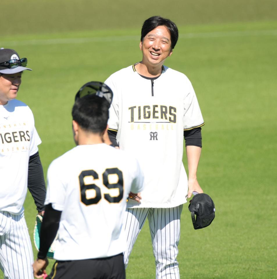 練習前、石井（６９）と話す藤川監督（撮影・坂部計介）