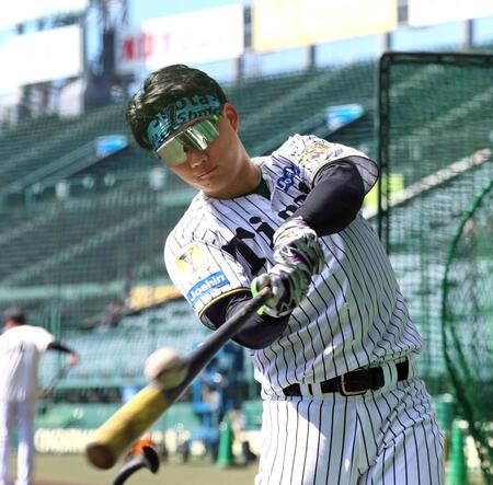 ティー打撃をする森下（撮影・立川洋一郎）