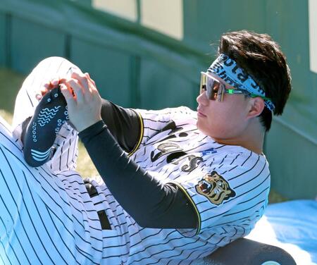 練習前、ストレッチをして準備をする森下（撮影・立川洋一郎）