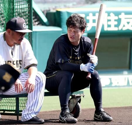小谷野チーフ打撃コーチ（左）と談笑する坂本（撮影・立川洋一郎）