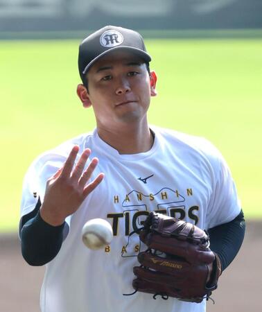 ノックを受ける岡留（撮影・立川洋一郎）