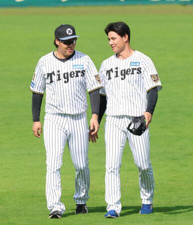 大山（左）と談笑する栄枝（撮影・立川洋一郎）