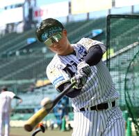 ティー打撃をする森下（撮影・立川洋一郎）