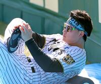 練習前、ストレッチをして準備をする森下（撮影・立川洋一郎）