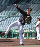 スローイング練習する坂本（撮影・立川洋一郎）