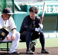 小谷野チーフ打撃コーチ（左）と談笑する坂本（撮影・立川洋一郎）