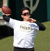 アメフトボールを投げる岡留（撮影・中田匡峻）