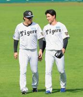 大山（左）と談笑する栄枝（撮影・立川洋一郎）